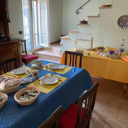 Alojamento de Acomodação e Pequeno-almoço La Terrazza Fio...rita 3*